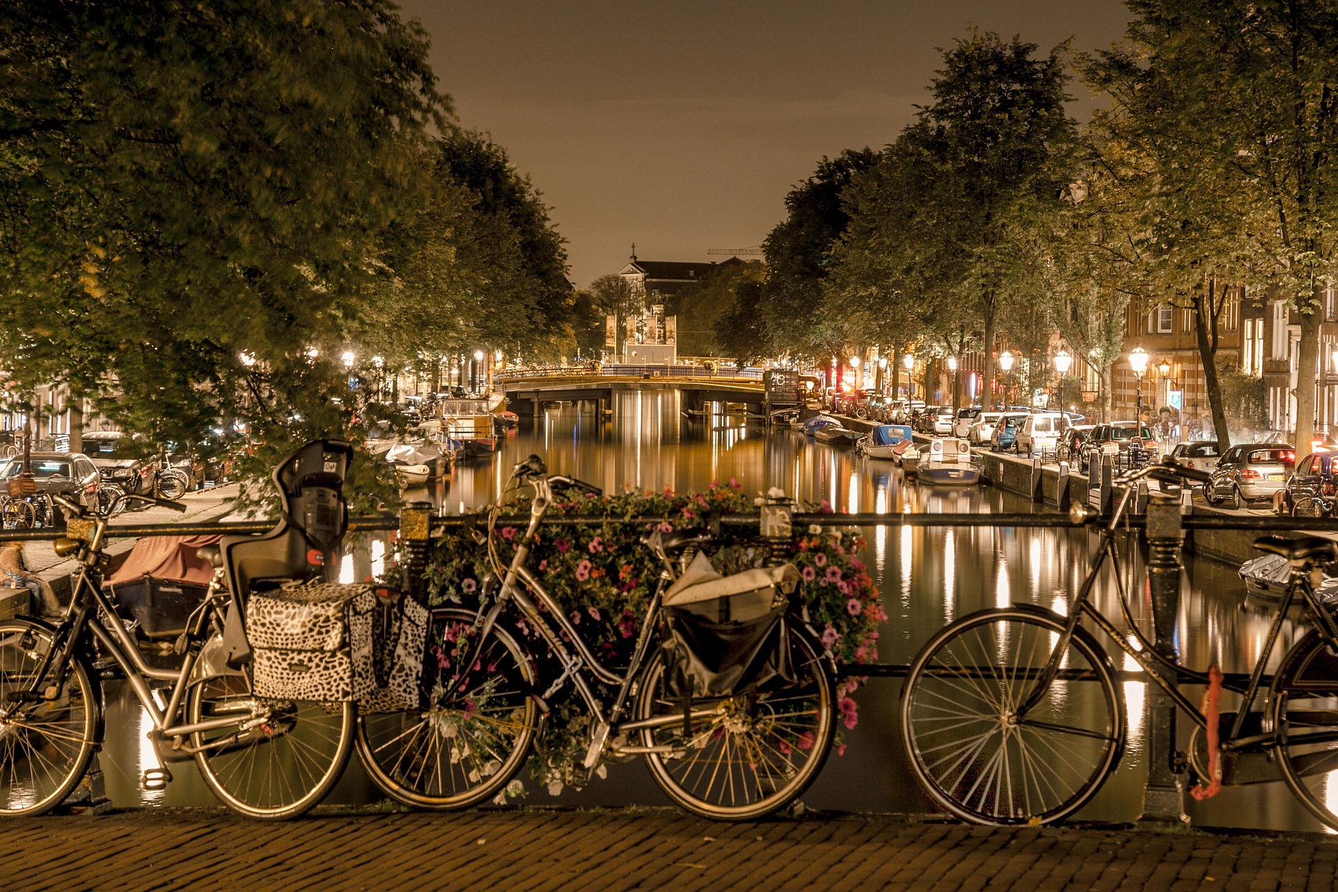 maczhb-amsterdam-4768646_1920